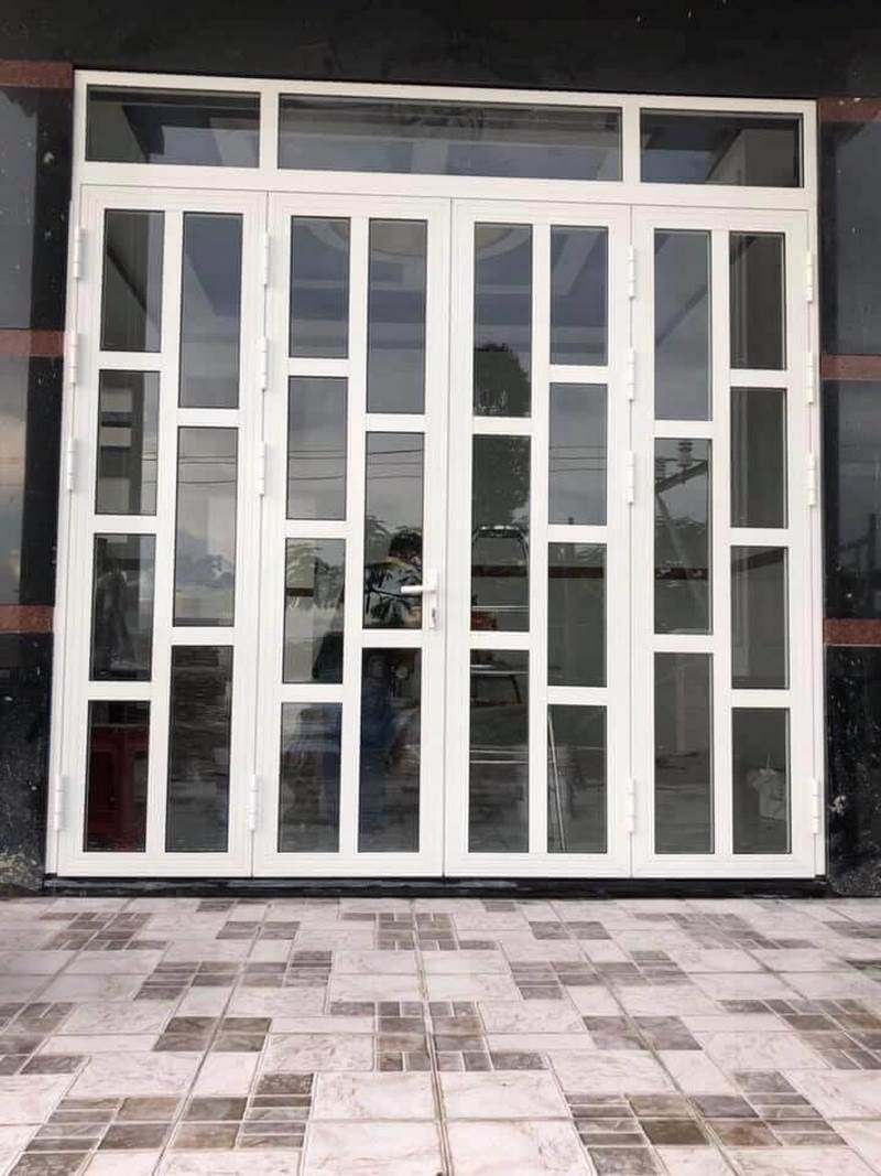 Mẫu cửa đi chính 4 cánh chia ô màu trắng
