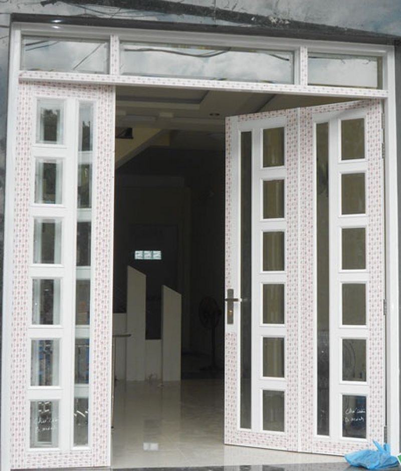 Mẫu cửa nhôm kính 4 cánh lắp đặt cửa chính chia đố dọc