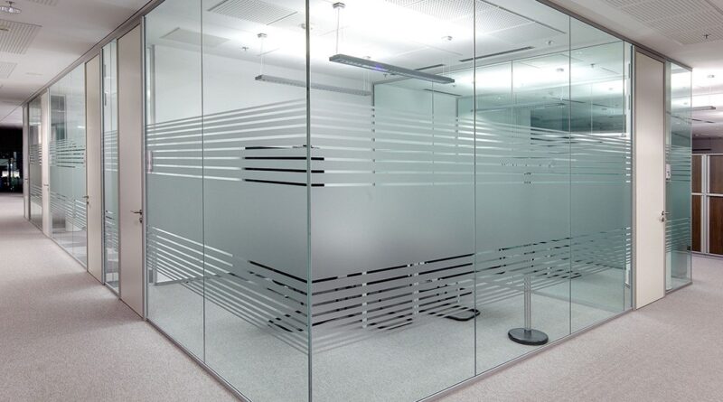 Lắp đặt vách kính cường lực kính dán mờ