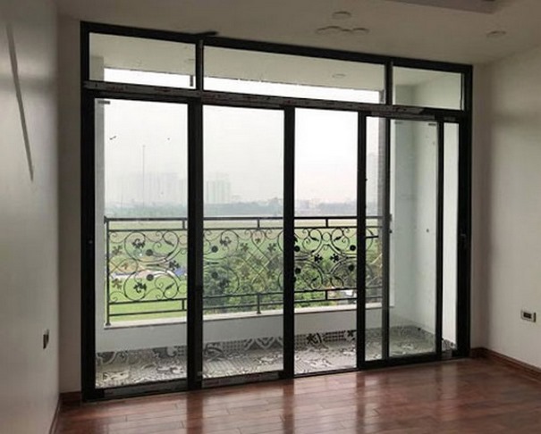 Hình ảnh vách ngăn nhôm kính cửa lùa ra ban công