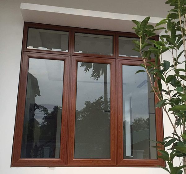 Mẫu cửa sổ nhôm đẹp màu vân gỗ mở quay