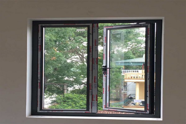 Cửa sổ mở quay 2 cánh màu đen