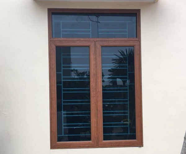 Mẫu cửa sổ nhôm giả gỗ 2 cánh mở quay