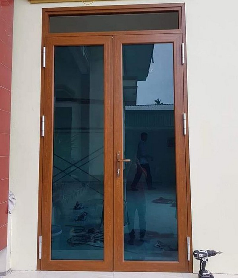 Cửa nhôm kính vân gỗ 2 cánh kính mờ