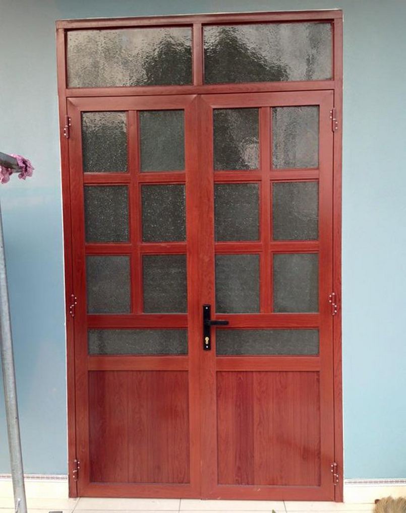 Mẫu cửa nhôm kính vân gỗ 2 cánh kính decal mờ