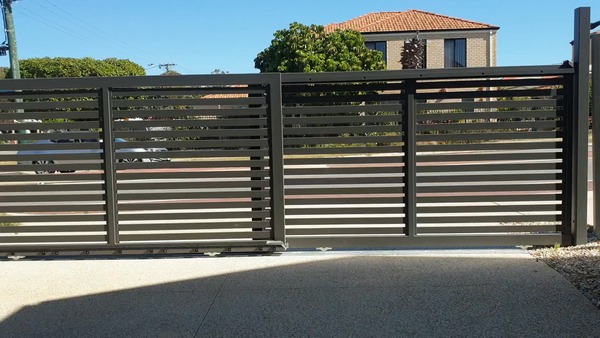 Cửa cổng lùa 2 cánh lùa song ngang màu đen kích thước lớn