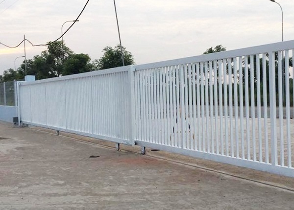 Mẫu cửa cổng lùa 2 cánh song thưa sơn tĩnh điện màu trắng