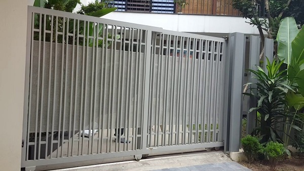 Mẫu cửa cổng lùa 2 cánh song thưa sơn tĩnh điện màu xám