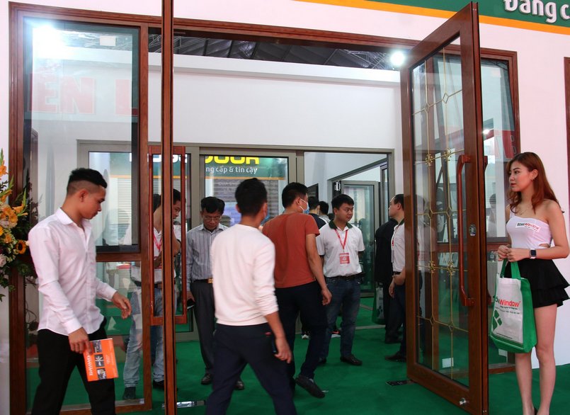 cửa nhôm vân gỗ đẹp 4 cánh