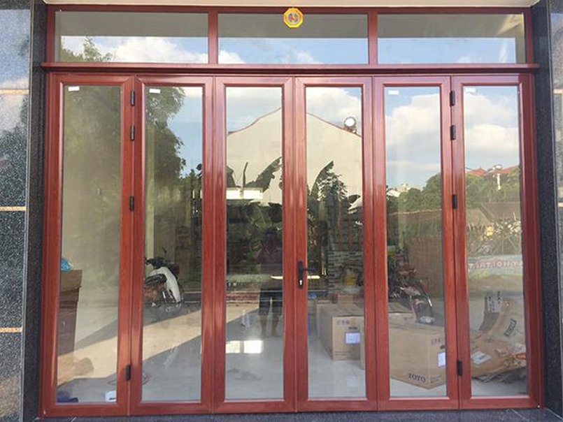 Mẫu cửa nhôm giả gỗ 4 cánh có ô thoáng gió kính