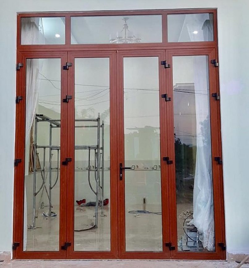 Mẫu cửa nhôm giả gỗ 4 cánh có ô thoáng gió kính