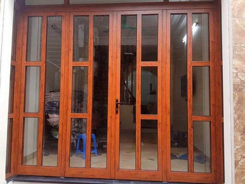 Mẫu cửa nhôm giả gỗ 4 cánh có ô thoáng gió kính