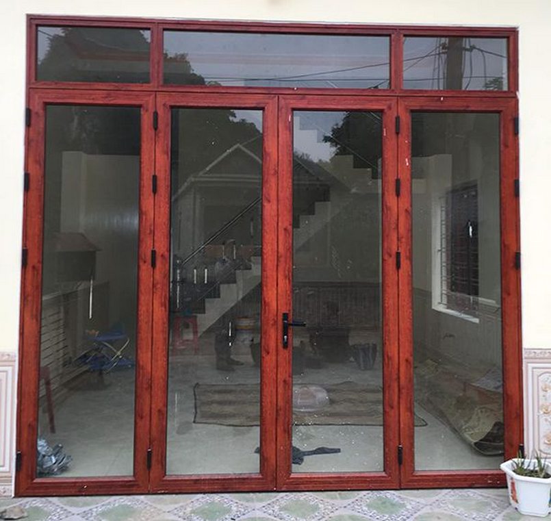 Mẫu cửa nhôm giả gỗ 4 cánh có ô thoáng gió kính