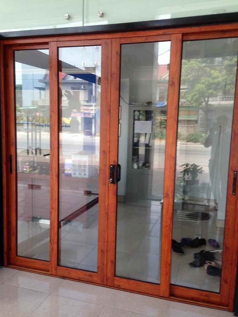 Mẫu cửa nhôm giả gỗ 4 cánh có ô thoáng gió kính