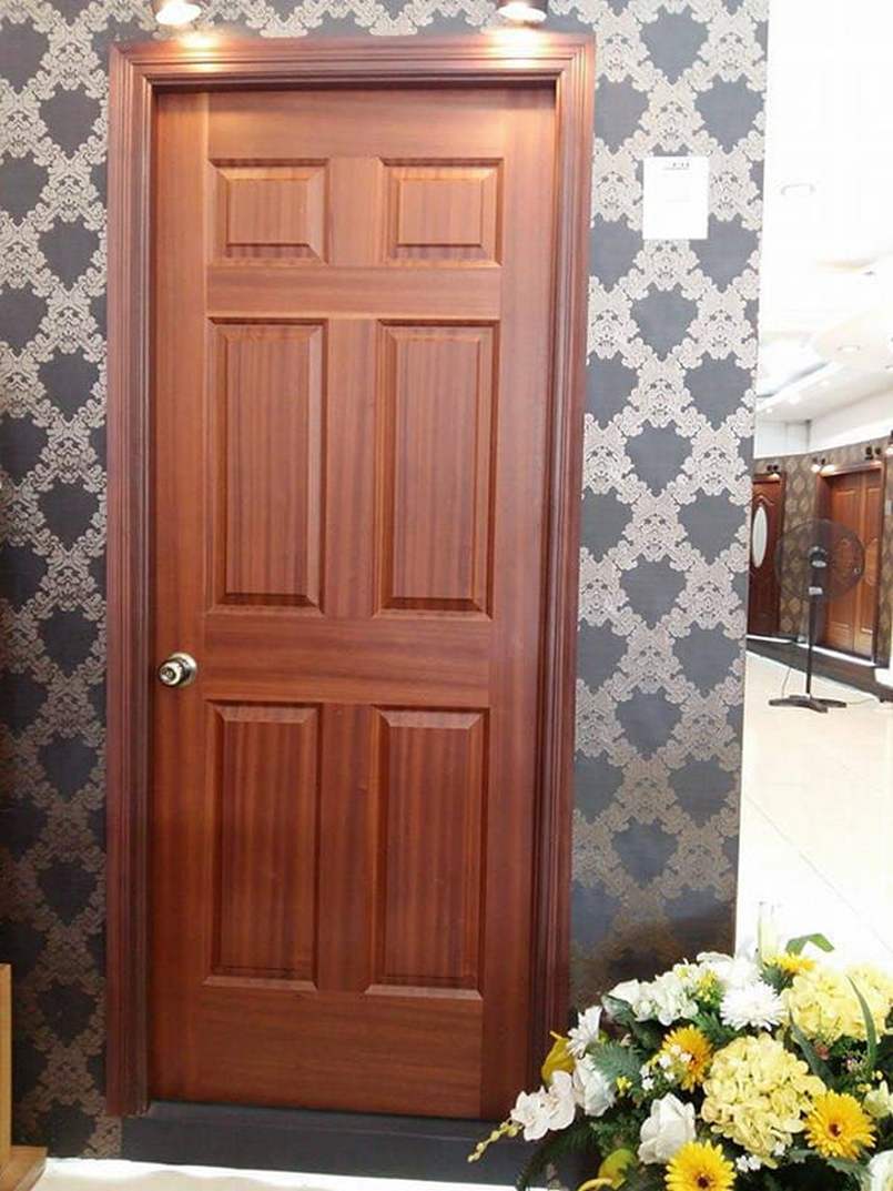 Mẫu cửa nhôm vân gỗ phòng ngủ tay nắm tròn